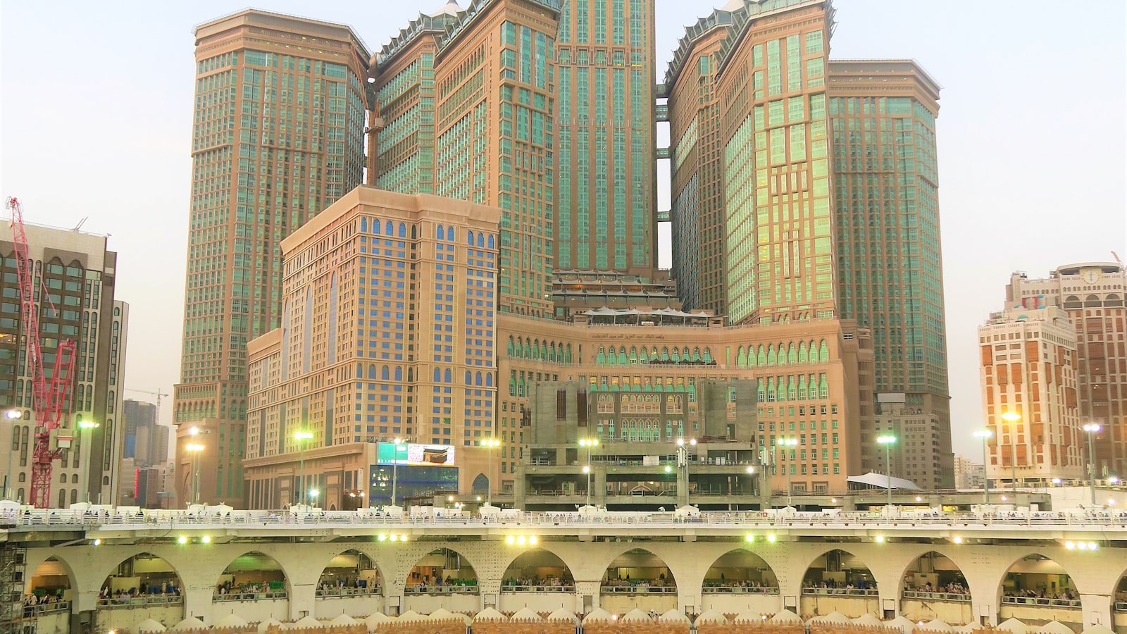 Kompleks hotel bintang lima Abraj Al-Bait yang berdiri megah di depan Masjidil Haram, Makkah
