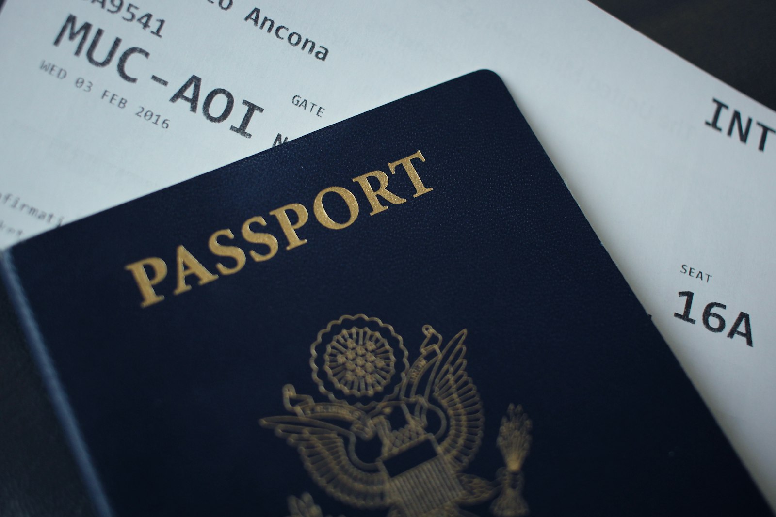 Paspor dan boarding pass tertata rapi di atas meja sebagai contoh penataan dokumen perjalanan
