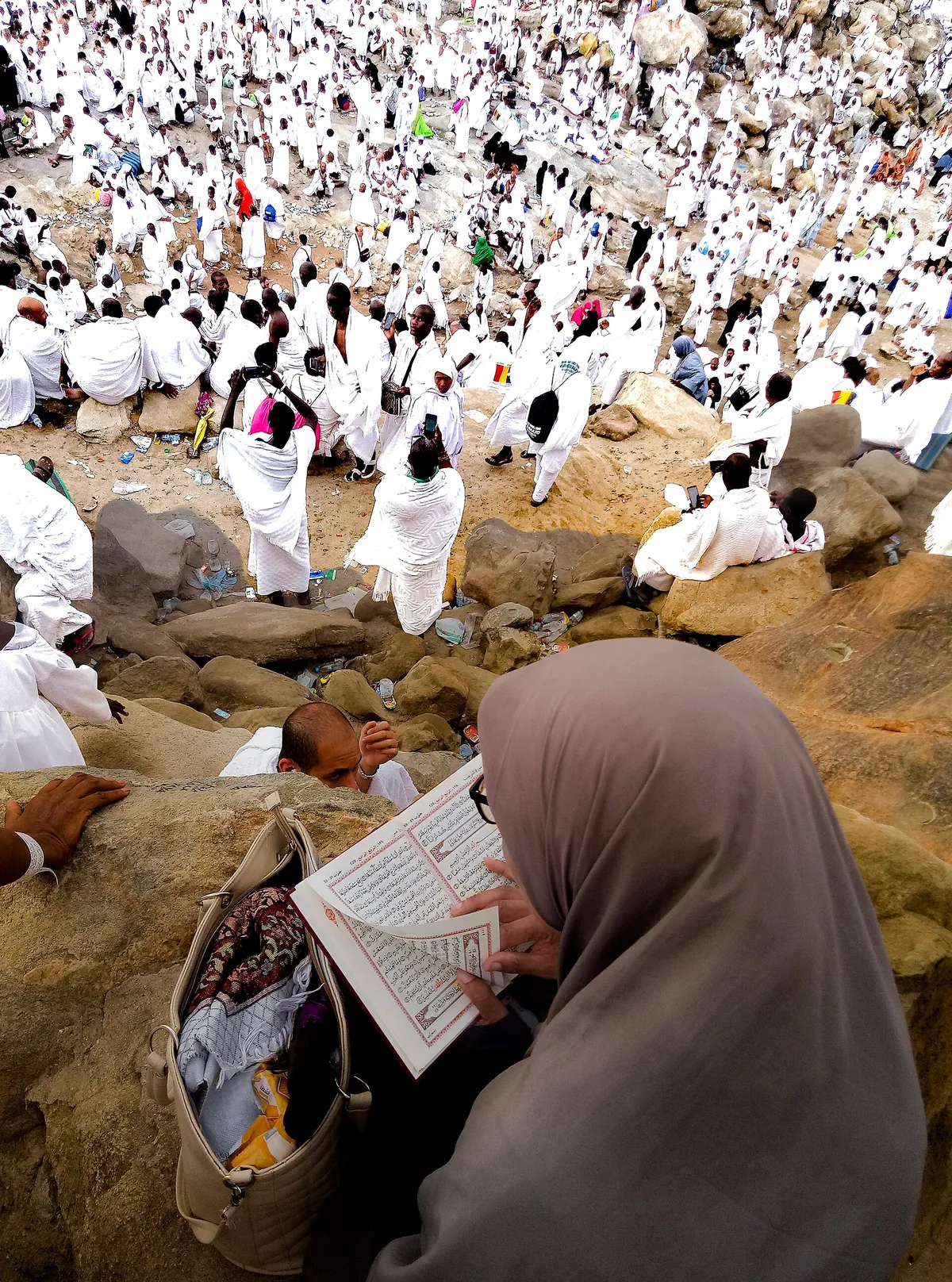 Jamaah haji berihram memadati bebatuan Jabal Rahmah di Padang Arafah saat wukuf