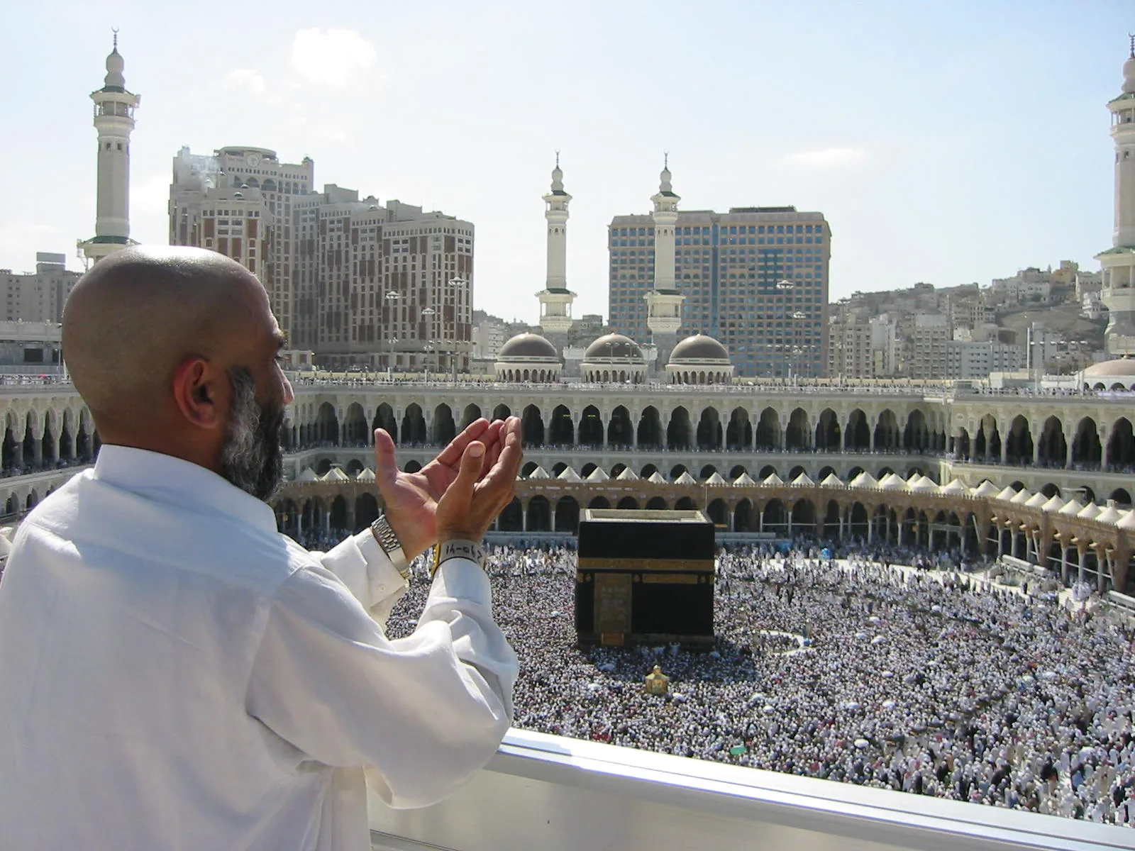 Seorang jamaah berdoa seorang diri di pelataran Masjidil Haram