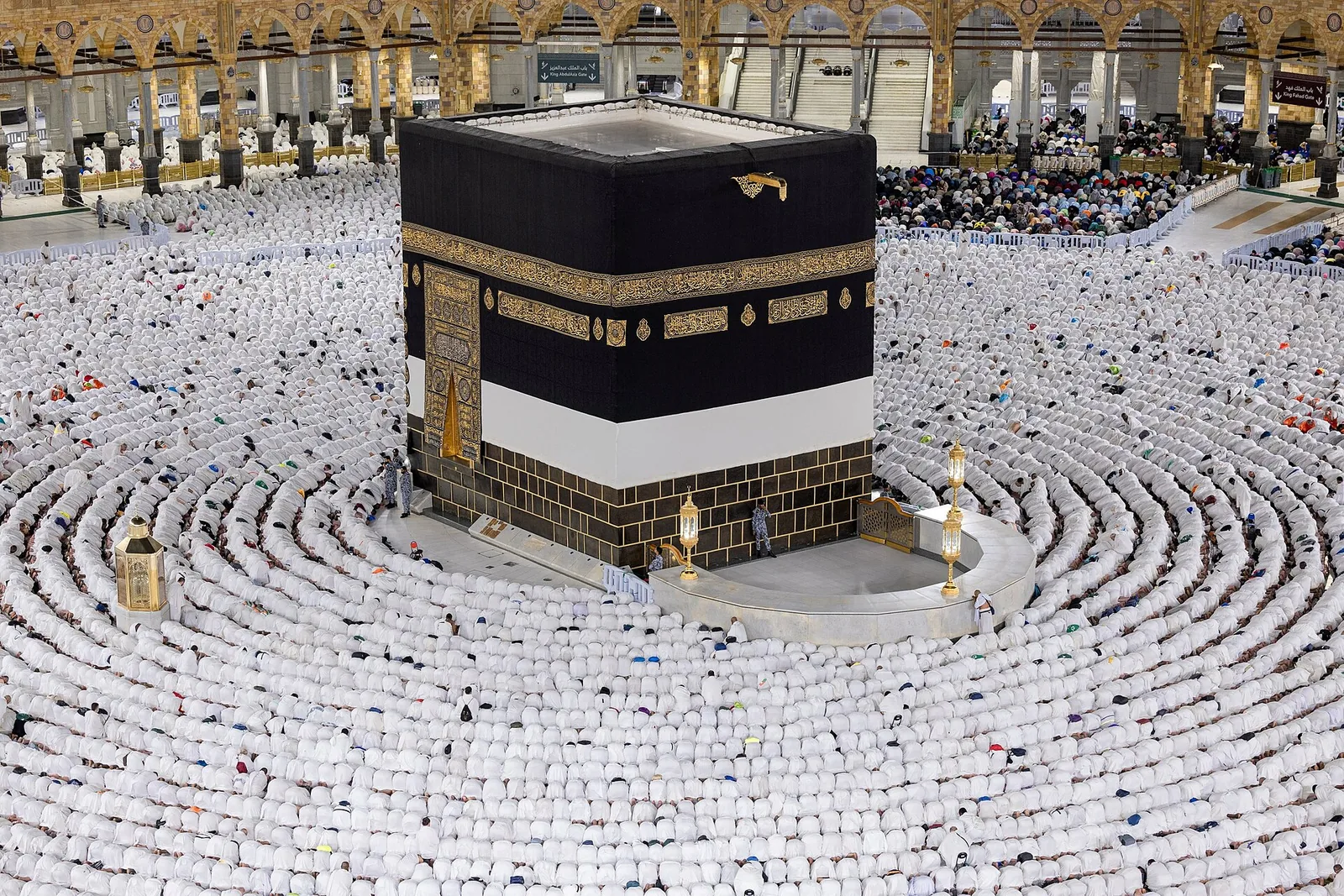 Ka'bah di Masjidil Haram dikelilingi saf jamaah yang sedang melaksanakan salat