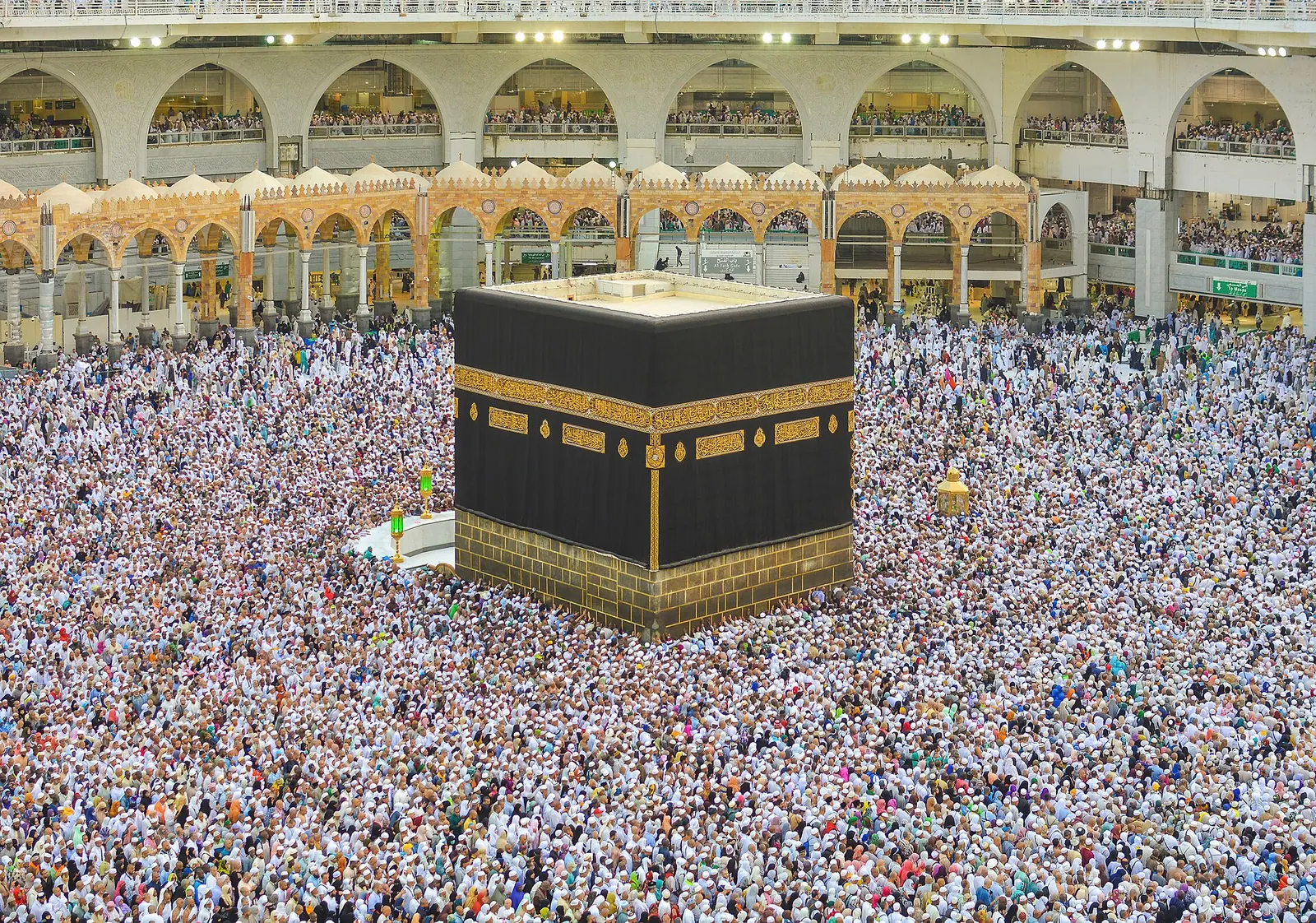 Ka'bah di tengah Masjidil Haram yang dipenuhi jamaah dari seluruh dunia