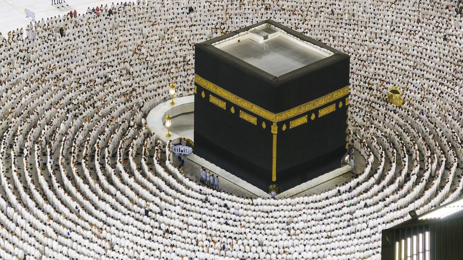 Kepadatan jamaah haji melingkari Kabah di Masjidil Haram membentuk lingkaran konsentris