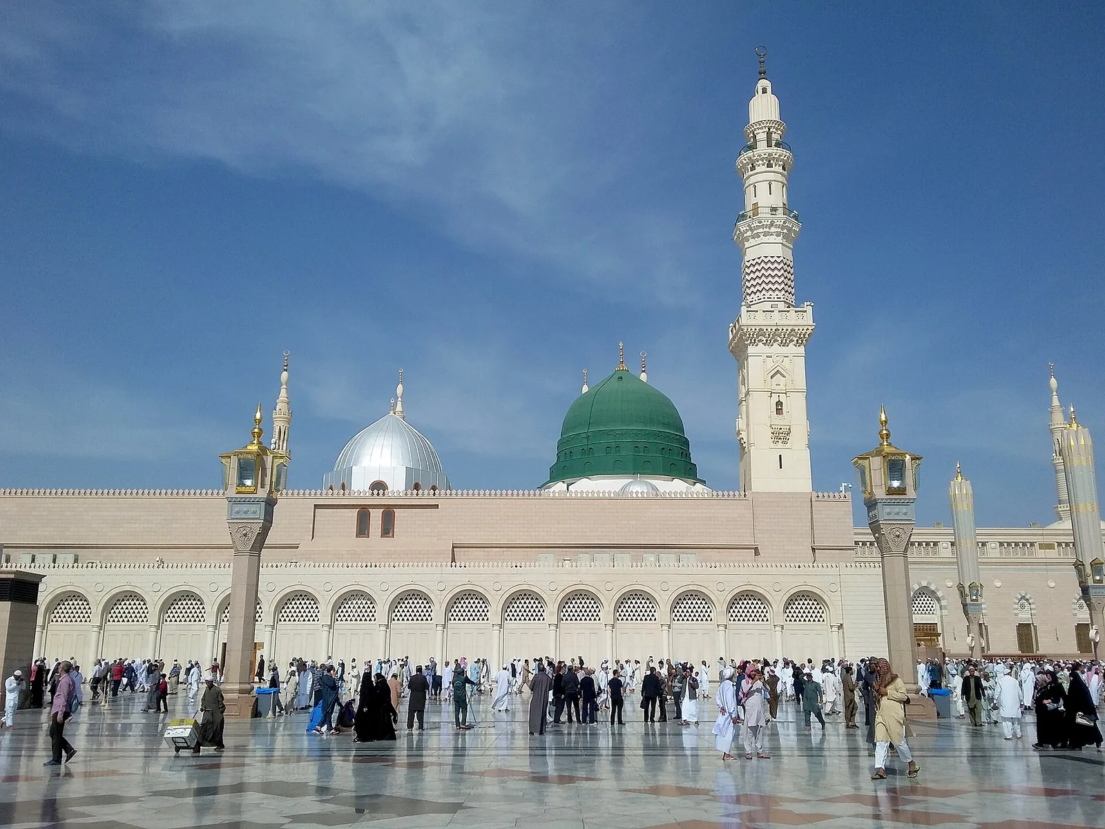 Kubah Hijau Masjid Nabawi dengan menara dan pelataran marmer di Madinah