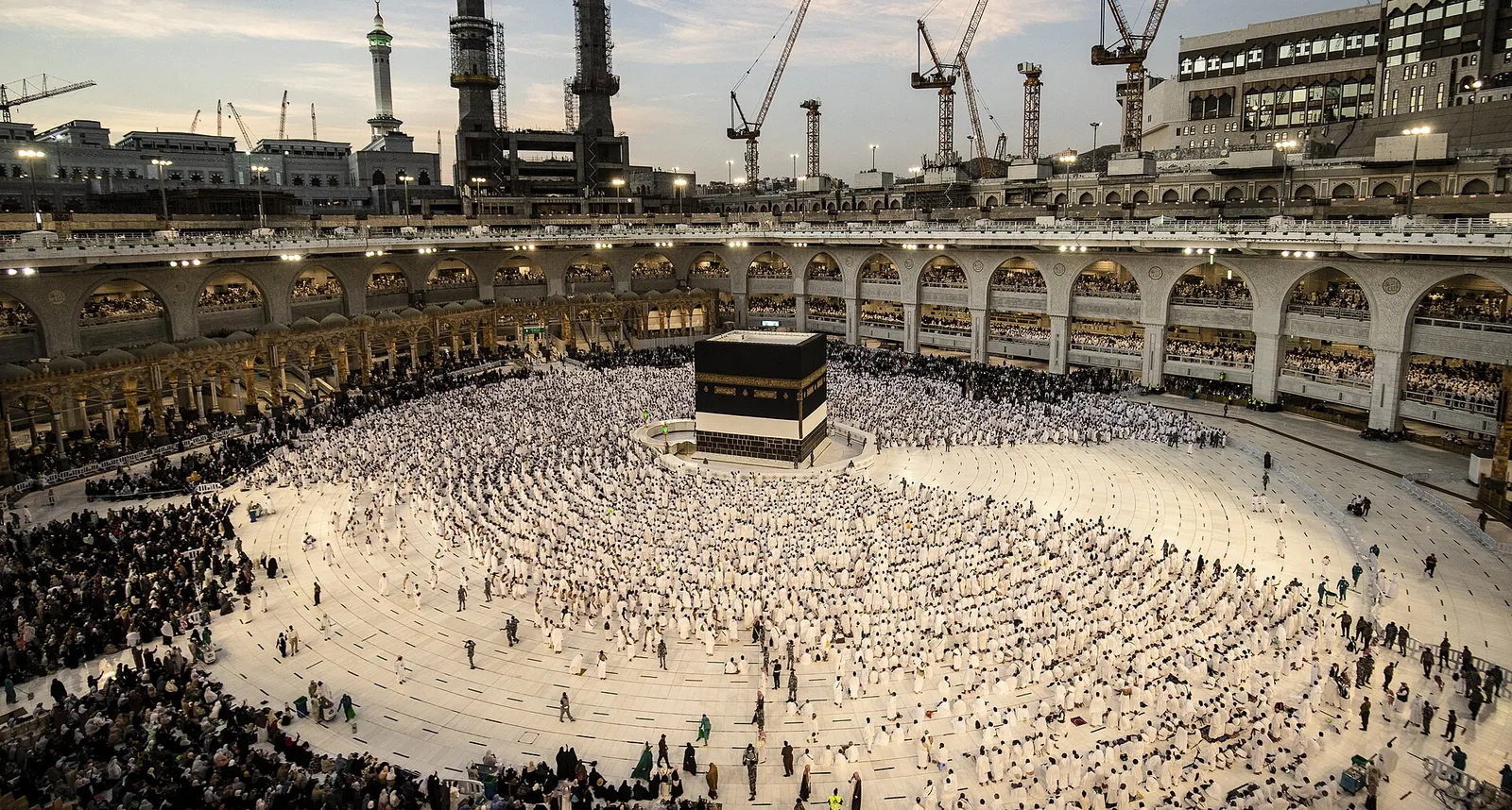 Ka'bah di Masjidil Haram dikelilingi ribuan jemaah yang membentuk saf melingkar