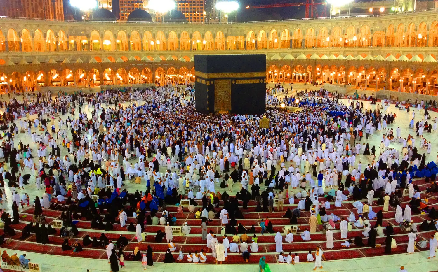 Suasana jamaah melaksanakan tawaf mengelilingi Ka'bah di Masjidil Haram pada malam hari